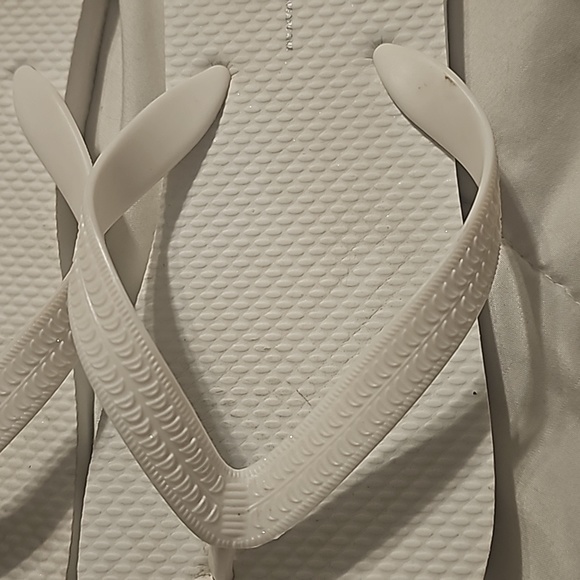 Girls used white in great condition old navy flip flop sandals. Sz large 5-6 - Picture 3 of 5
